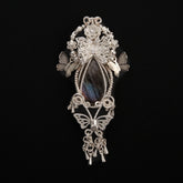 Colgante de labradorita tejido a mano con forma de mariposa