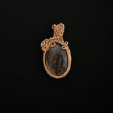 Colgante de labradorita tejida de cobre