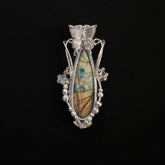 Collar con colgante de labradorita y mariposa en flor