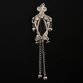 Sombras de mariposas en la montaña al anochecer