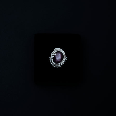 Anillo de Kunzita con Rastros Estelares de Nebulosa: Luce el Cosmos 