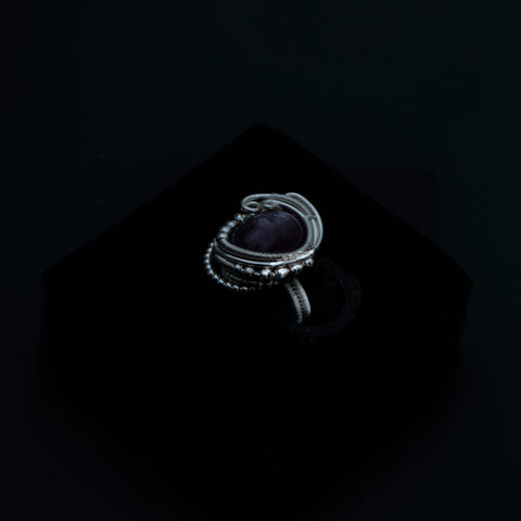 Anillo de Kunzita con Rastros Estelares de Nebulosa: Luce el Cosmos 