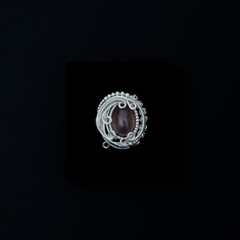Anillo de calcedonia púrpura: Elegancia cósmica 