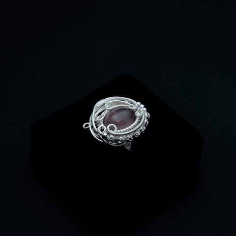 Anillo de calcedonia púrpura: Elegancia cósmica 